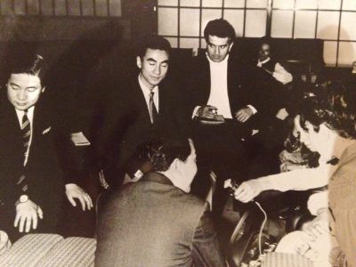 Gerardo Guerrieri durante la conferenza stampa di presentazione del festival India Giappone del Teatro Club, 1965. Archivio della famiglia Guerrieri.