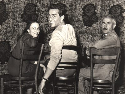 Vittorio Gassman, Anne d’Arbeloff e Mario Chiari prima della prima de “Lapulce nell’orecchio”, per il Teatro Club, 25 settembre 1957, Teatro Quirino,Roma. Archivio della famiglia Guerrieri.
